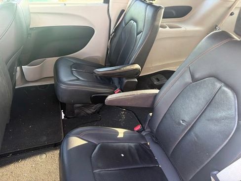 Used 2018 Chrysler Pacifica Touring-L FWD image 17