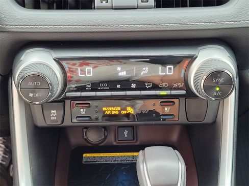 Used 2021 Toyota RAV4 Limited image 19