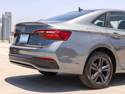 Used 2023 Volkswagen Jetta SE w/ Panoramic Sunroof Package FWD image 9