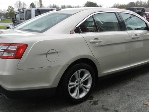 Used 2018 Ford Taurus SE image 6