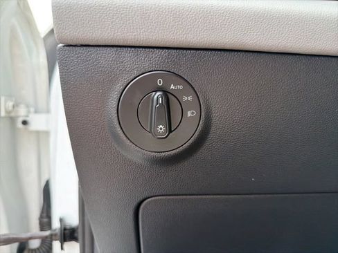 Used 2023 Volkswagen Taos SE w/ Panoramic Sunroof Package FWD image 13