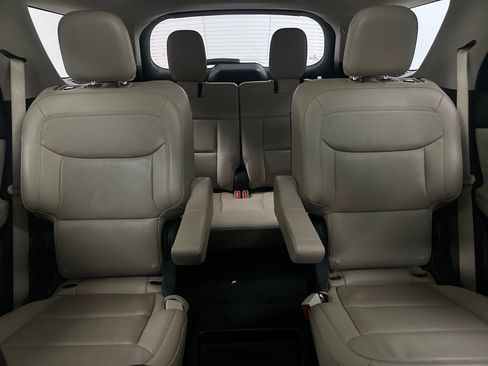 Used 2020 Ford Explorer Limited image 16