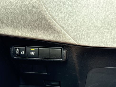 Used 2025 Toyota Corolla Cross L image 17