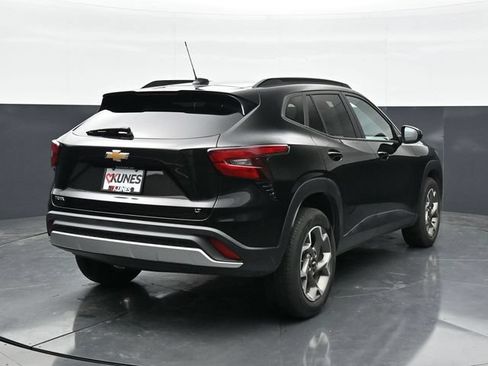 Used 2025 Chevrolet Trax LT w/ LT Convenience Package FWD image 7