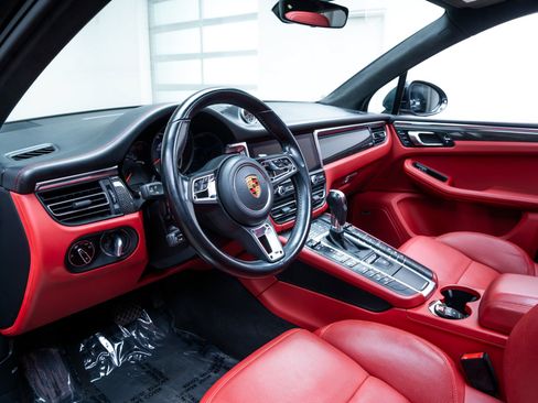 Used 2021 Porsche Macan Turbo AWD/4WD image 17