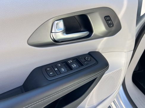 Used 2024 Chrysler Pacifica Touring-L FWD image 18