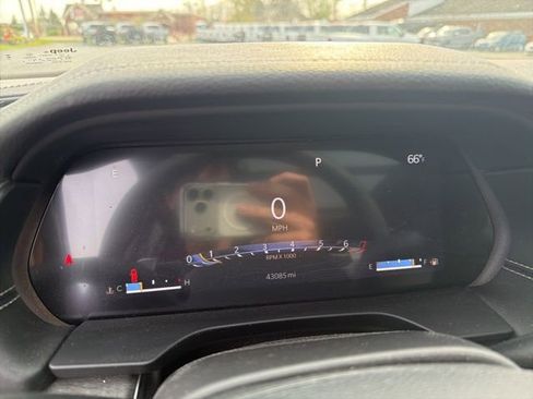 Used 2023 Jeep Grand Cherokee Limited w/ Black Appearance Package image 8