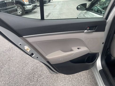 Used 2019 Hyundai Elantra SE FWD image 21