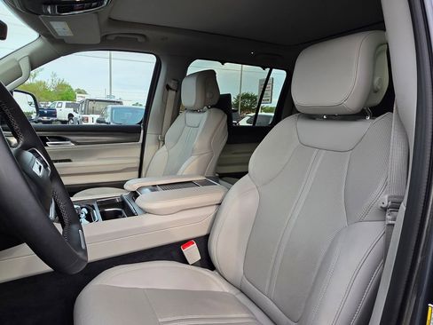 Used 2024 Jeep Wagoneer L Series III w/ Premium Group I AWD/4WD image 11
