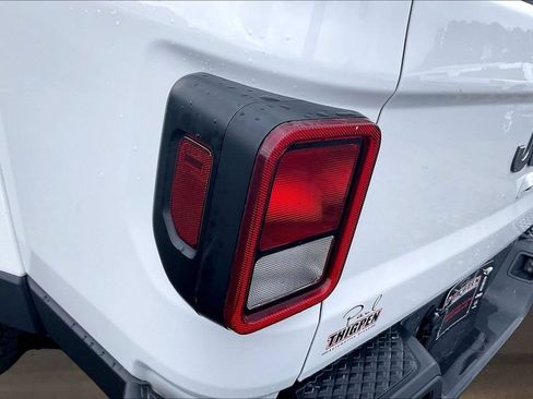 Used 2023 Jeep Gladiator Overland AWD/4WD image 24