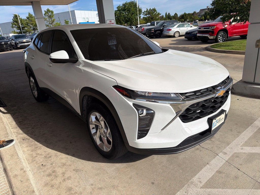 Used 2024 Chevrolet Trax LS w/ LS Convenience Package FWD image 3