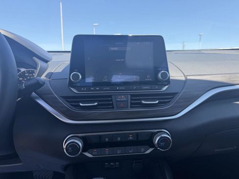 Used 2025 Nissan Altima 2.5 SV FWD image 19
