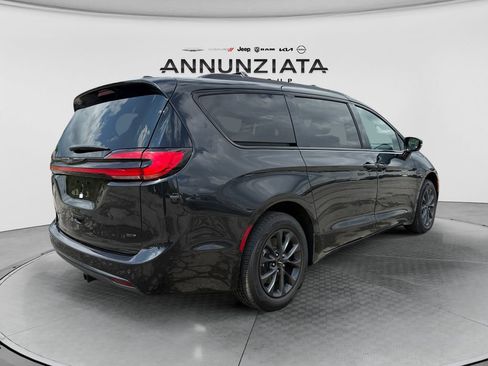 Used 2021 Chrysler Pacifica Touring-L w/ Premium & Safety Sphere Group AWD/4WD image 5