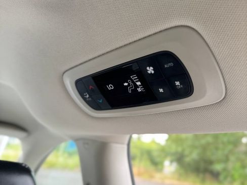 Used 2023 Chrysler Pacifica Touring-L FWD image 43