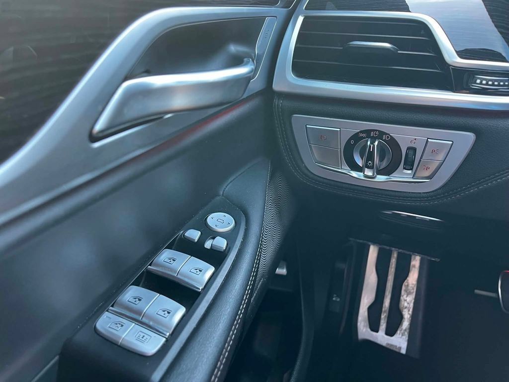 Used 2018 BMW 750i xDrive AWD/4WD image 25