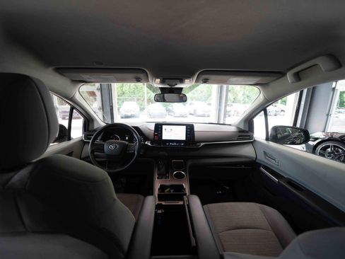 Used 2022 Toyota Sienna LE AWD/4WD image 19