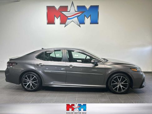 Used 2021 Toyota Camry SE FWD image 1