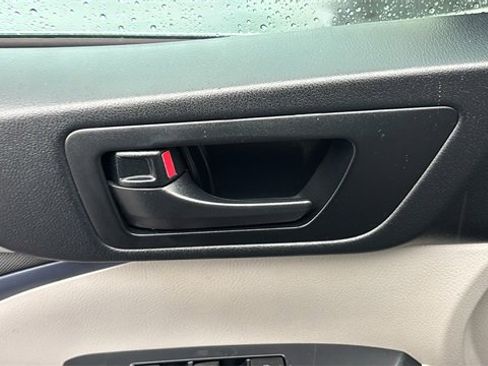 Used 2017 Toyota Highlander LE w/ Carpet Mat Package image 14