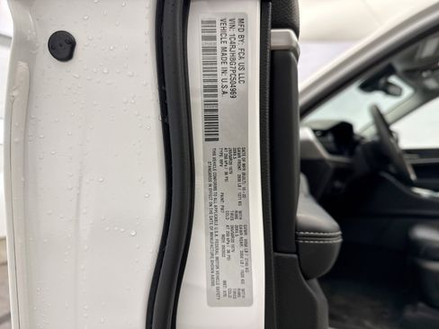 Used 2023 Jeep Grand Cherokee Limited w/ Black Appearance Package image 9