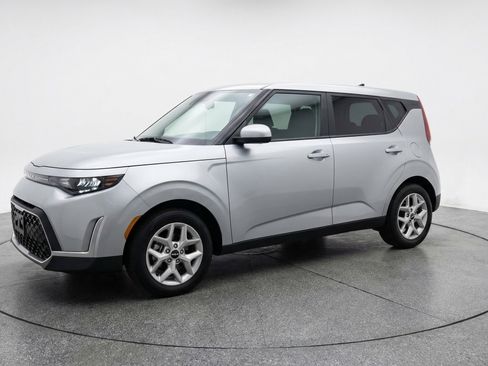 Used 2025 Kia Soul LX w/ LX Technology Package FWD image 3