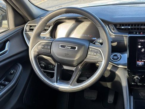 Used 2023 Jeep Grand Cherokee L Laredo image 13