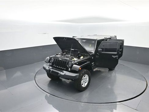 Used 2017 Jeep Wrangler Unlimited Sahara image 34