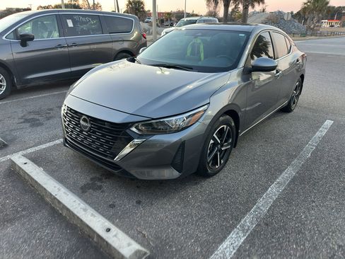 Used 2025 Nissan Sentra SV image 3