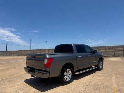 Used 2018 Nissan Titan SV w/ SV Convenience Package RWD image 20