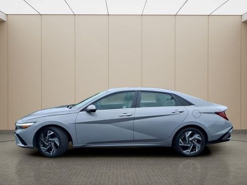 Used 2025 Hyundai Elantra Limited FWD image 14