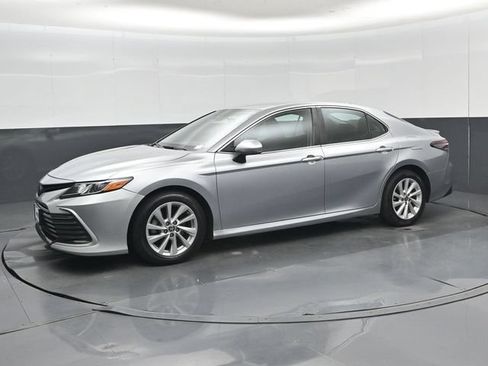 Used 2022 Toyota Camry LE FWD image 3