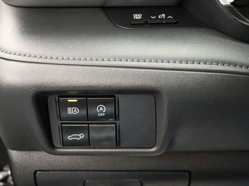Used 2024 Toyota Highlander XLE AWD/4WD image 25