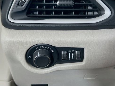 Used 2023 Chrysler Voyager LX FWD image 11
