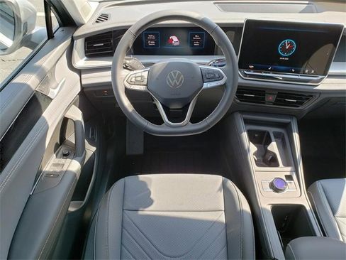 New 2025 Volkswagen Tiguan SE image 9