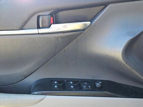 Used 2020 Toyota Camry LE image 6
