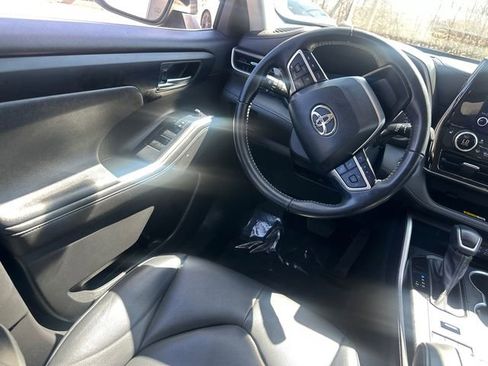 Used 2023 Toyota Highlander XLE image 22