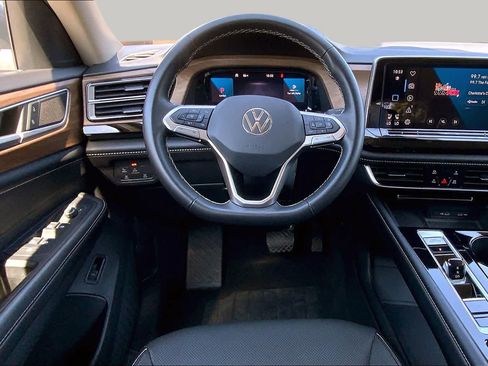 Used 2024 Volkswagen Atlas SE AWD/4WD image 6