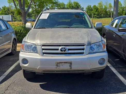 Used 2005 Toyota Highlander 2WD V6 w/ 3rd Row image 2