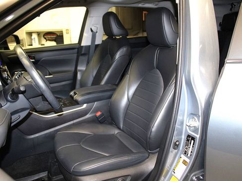 Used 2023 Toyota Highlander XLE AWD/4WD image 24
