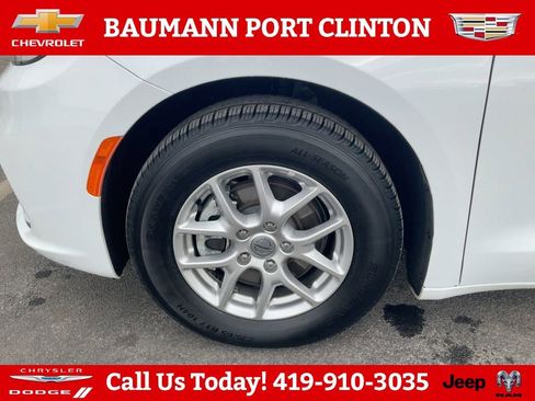 Used 2024 Chrysler Pacifica Touring-L FWD image 24