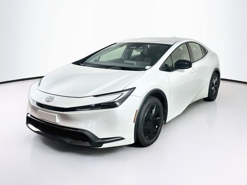 Used 2024 Toyota Prius LE FWD image 3