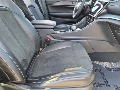 Used 2025 Jeep Grand Cherokee Altitude RWD image 19