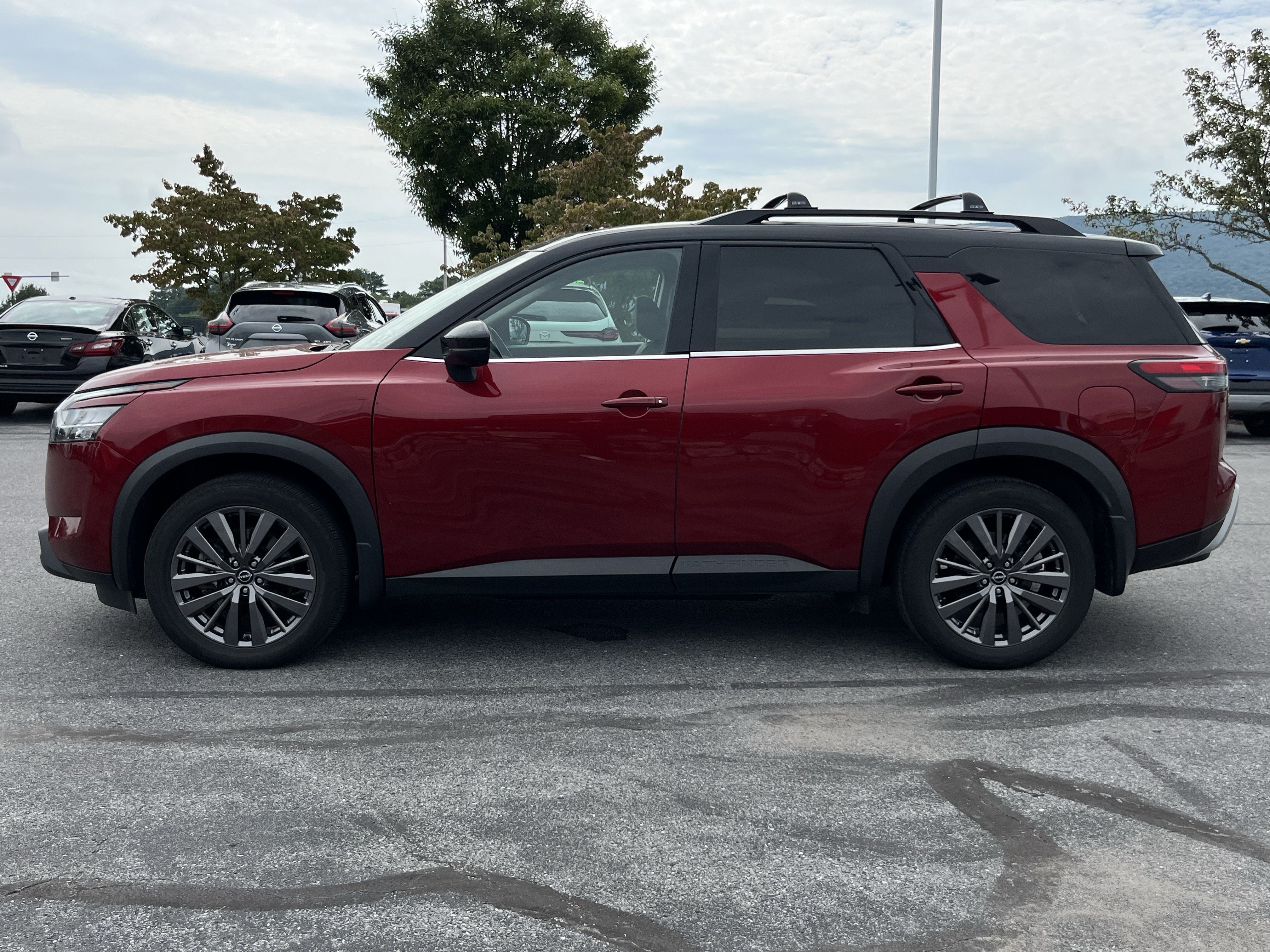 Used 2024 Nissan Pathfinder SL w/ SL Premium Package AWD/4WD image 10
