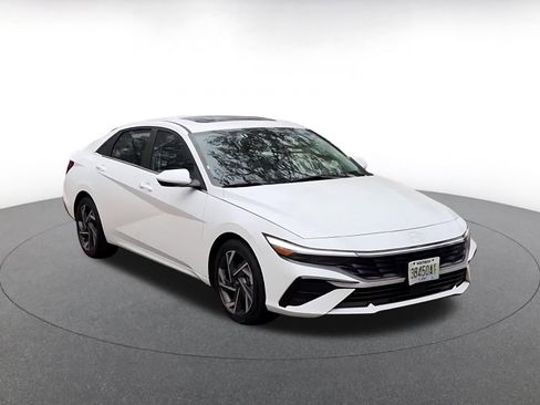 Used 2025 Hyundai Elantra SEL image 3