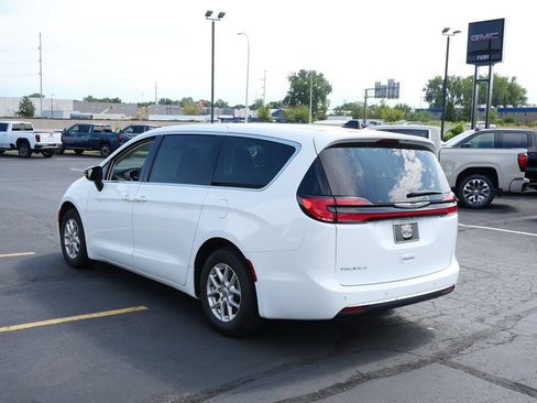 Used 2024 Chrysler Pacifica Touring-L FWD image 6