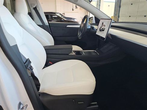 Used 2024 Tesla Model Y Long Range AWD/4WD image 3