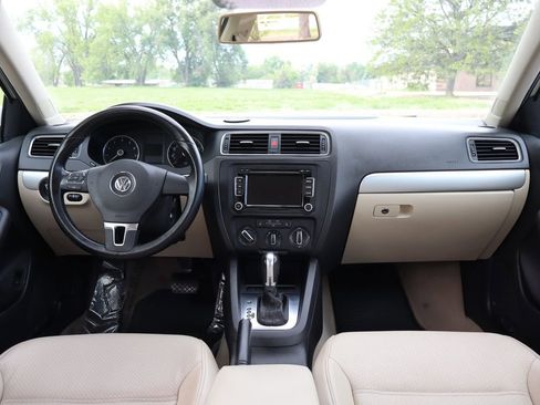 Used 2013 Volkswagen Jetta SE FWD image 16