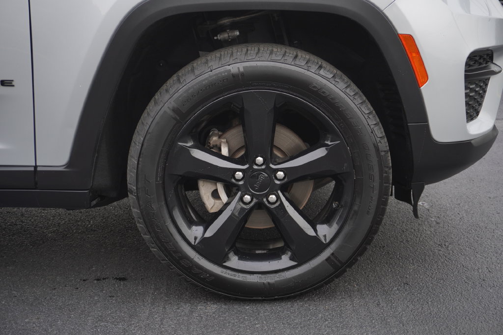 Used 2023 Jeep Grand Cherokee Altitude AWD/4WD image 13