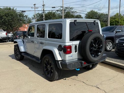 Used 2022 Jeep Wrangler Unlimited Sahara w/ Cold Weather Group AWD/4WD image 8