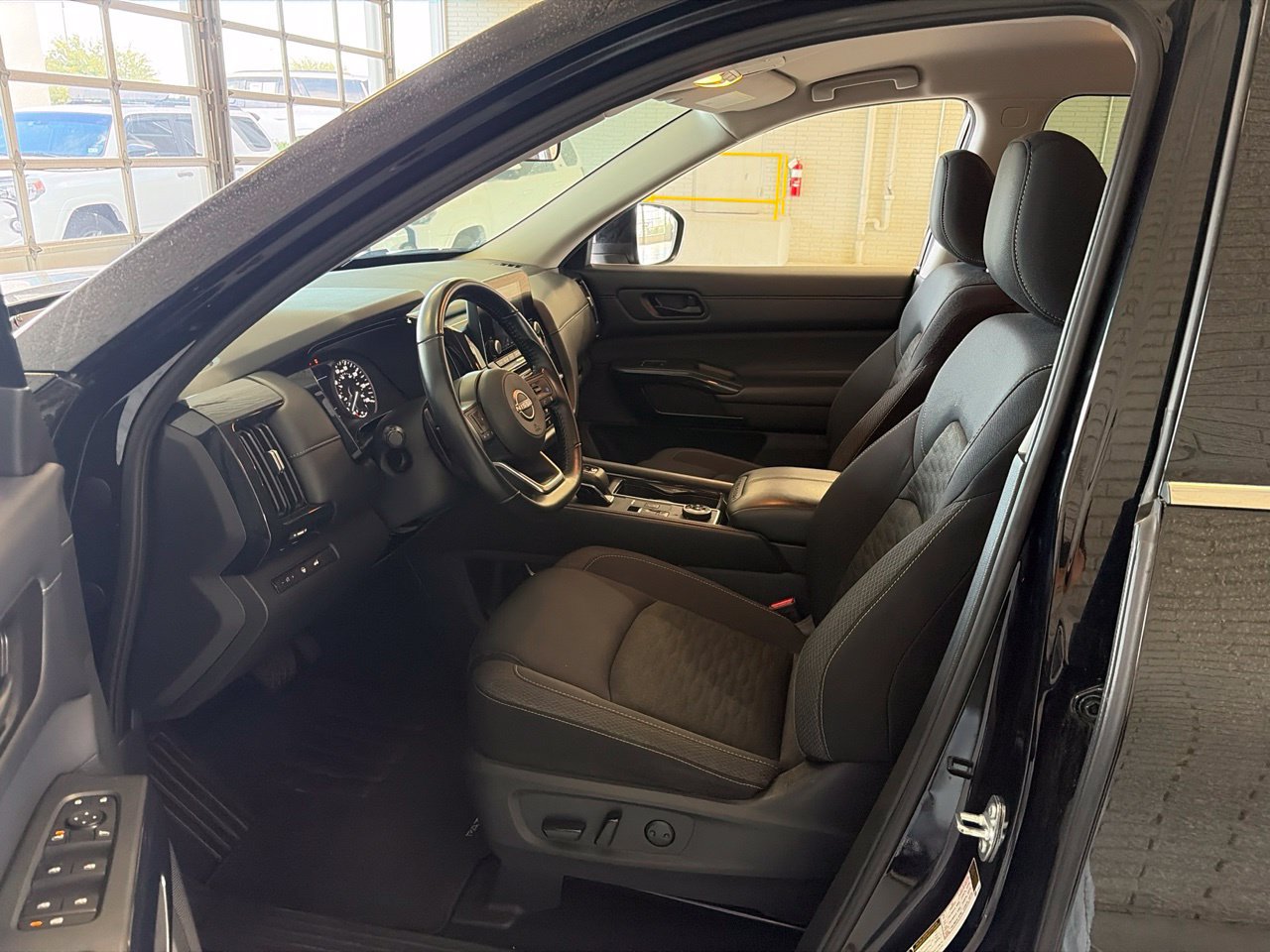 Used 2025 Nissan Pathfinder SV AWD/4WD image 10