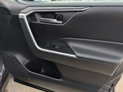 Used 2025 Toyota RAV4 XLE FWD image 32